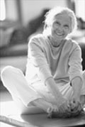Seniorin beim Yoga